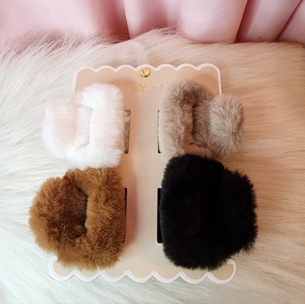 Sunday State Set of 4 Faux Fur Hair Clips. - Picture 2 of 4